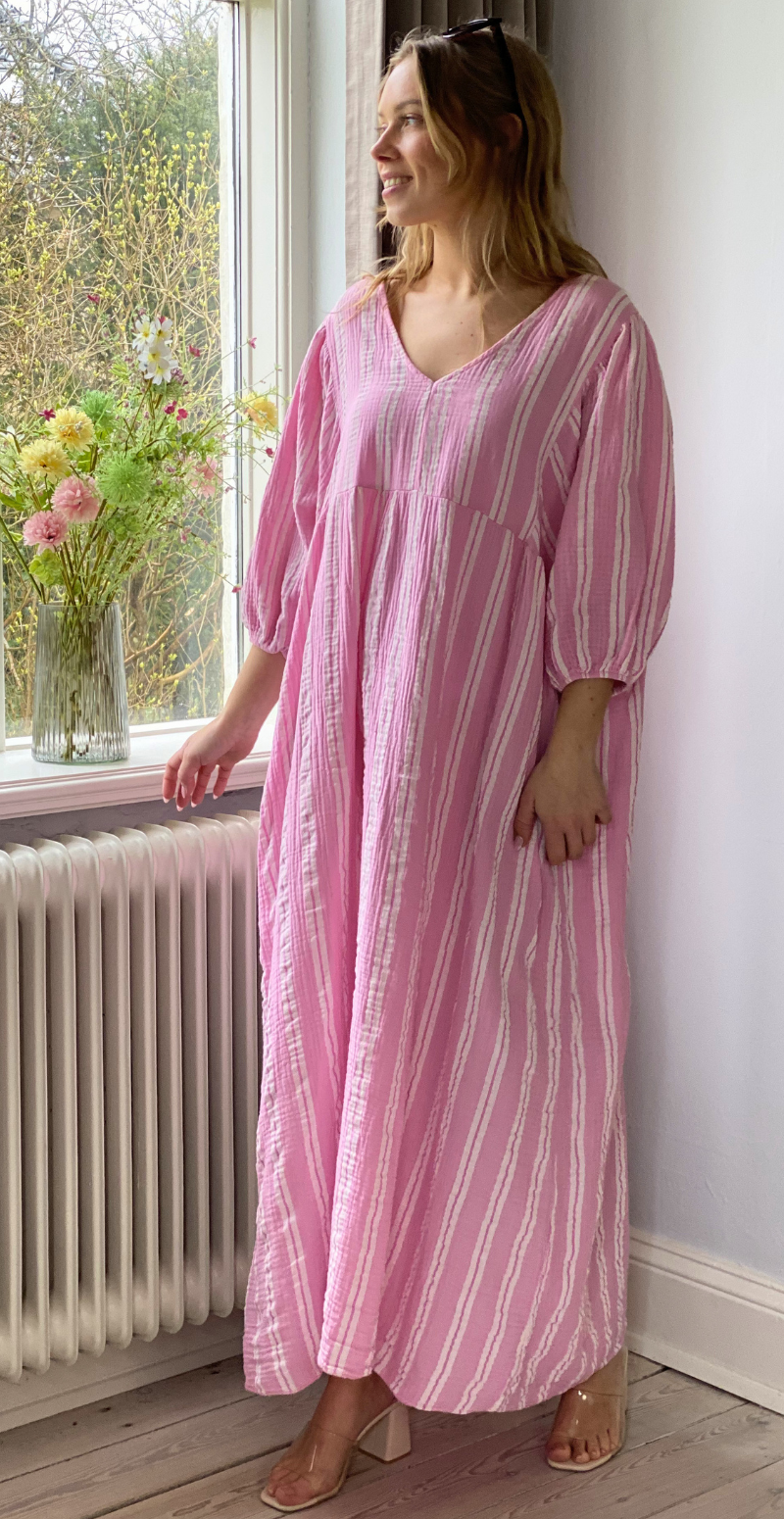 Zira lang kjole med grafisk mønster og v-hals pink LikeLondon