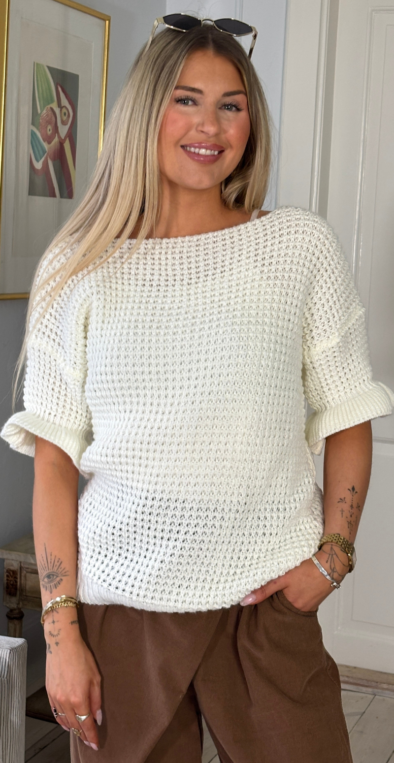 Chia strikbluse med kort flæseærme creme LikeLondon