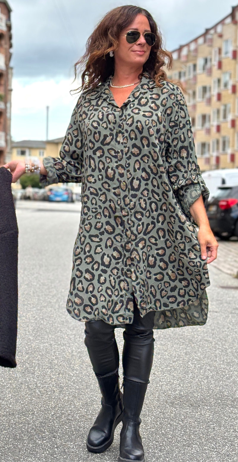 Josie tunika med knapper og leopardprint khaki LikeLondon