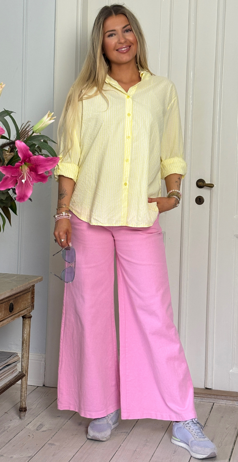 Omega skjortebluse med krepp og striber gul LikeLondon