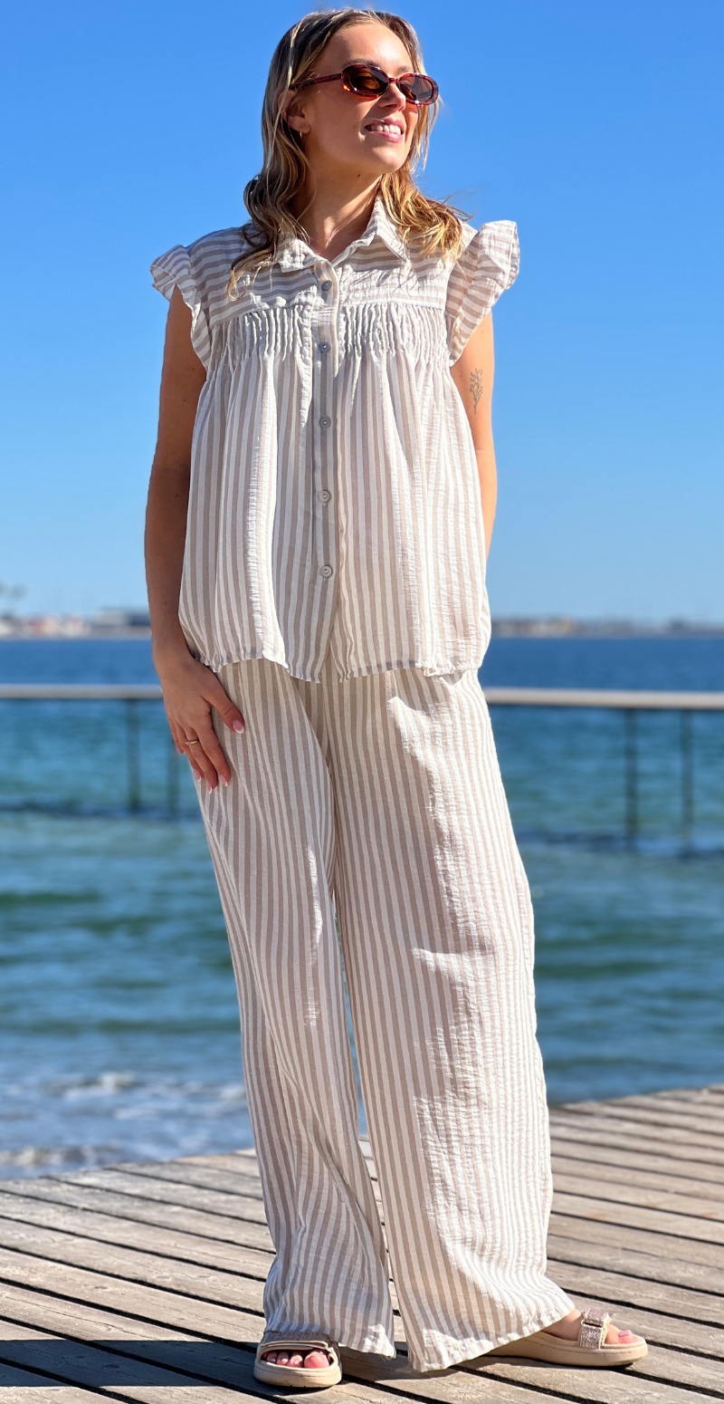 Lilje sæt med stribet bluse og bukser beige LikeLondon