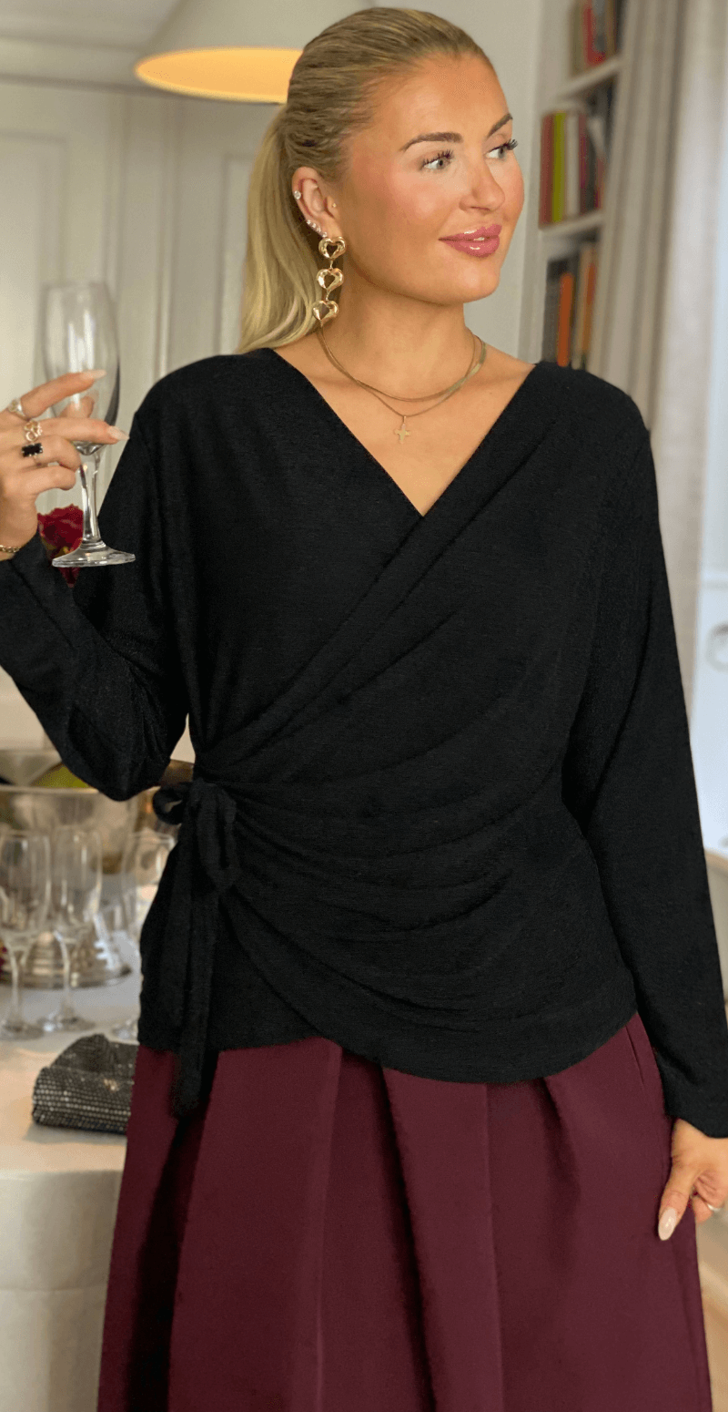 Nela glimmer bluse med wrap-effekt sort LikeLondon
