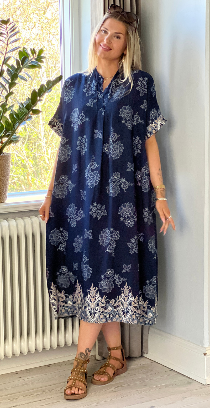 Mai kjole med blomsterprint og v-hals navy LikeLondon