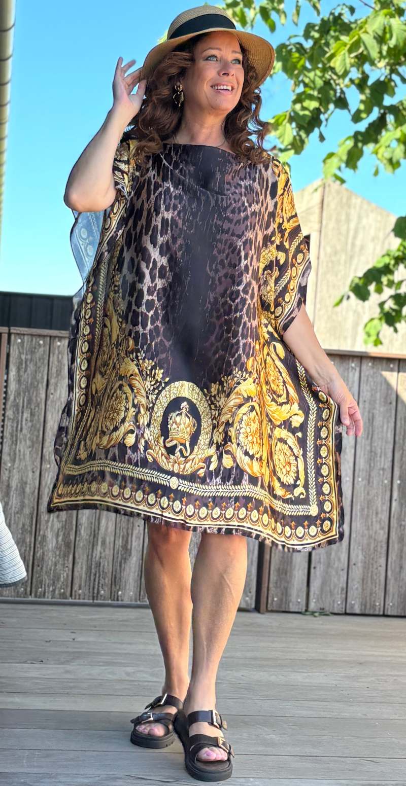 Sarong med leoprint og bådudskæring brun LikeLondon