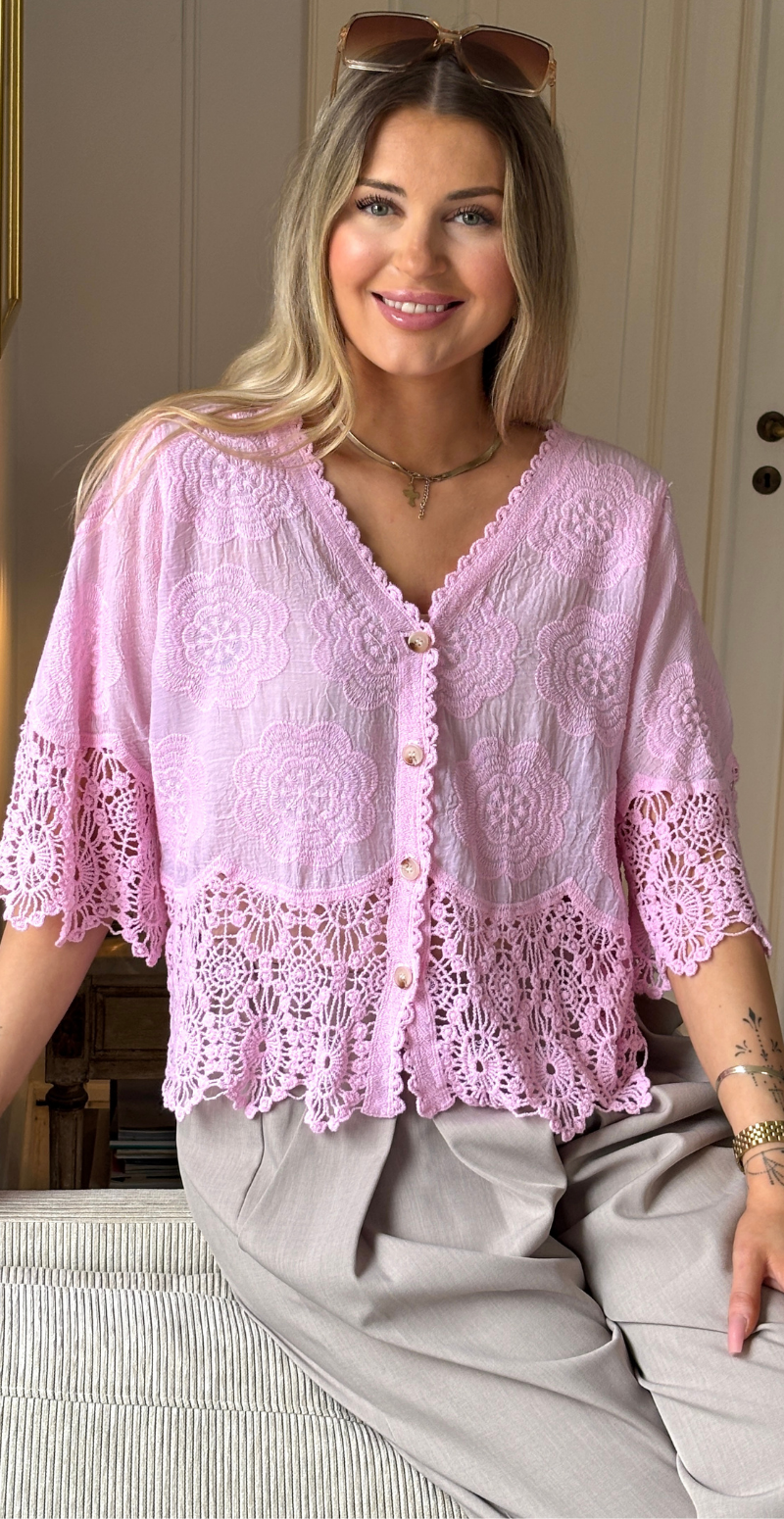 Silvia cardigan med 3/4 ærmer og hæklede kanter rosa LikeLondon