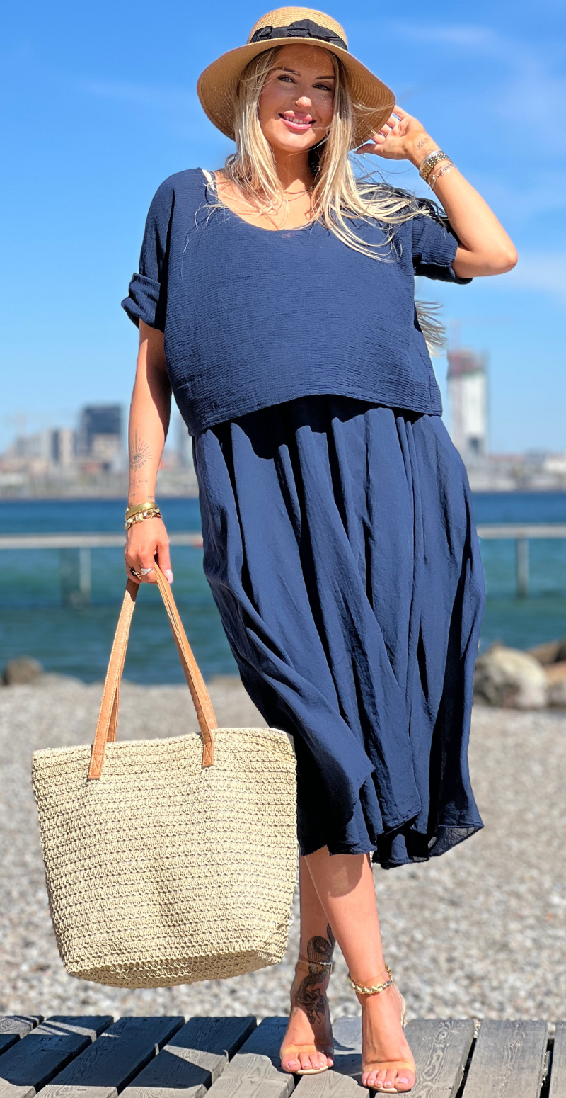Frigg kjole med A-form og tynde stropper med tilhørende bluse navy LikeLondon