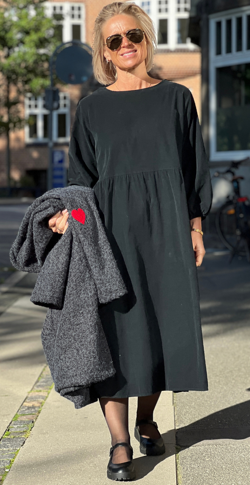 Babette fløjlskjole med lommer og 3/4 ærmer sort LikeLondon
