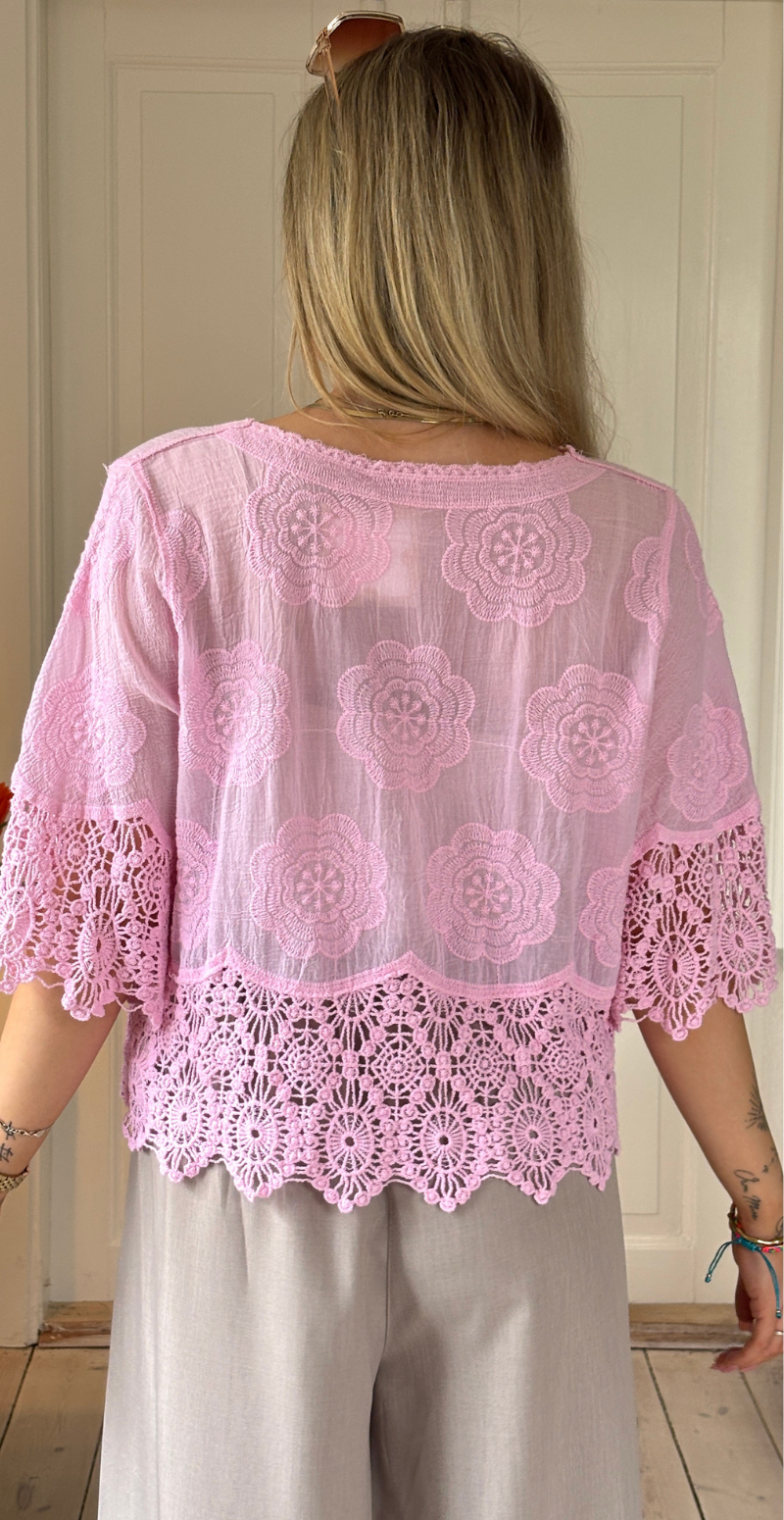 Silvia cardigan med 3/4 ærmer og hæklede kanter rosa LikeLondon