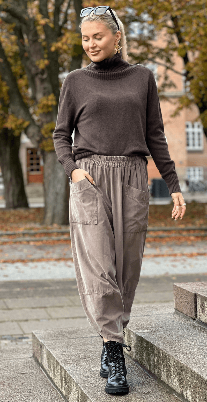 Abelone strik med rullekrave brun LikeLondon