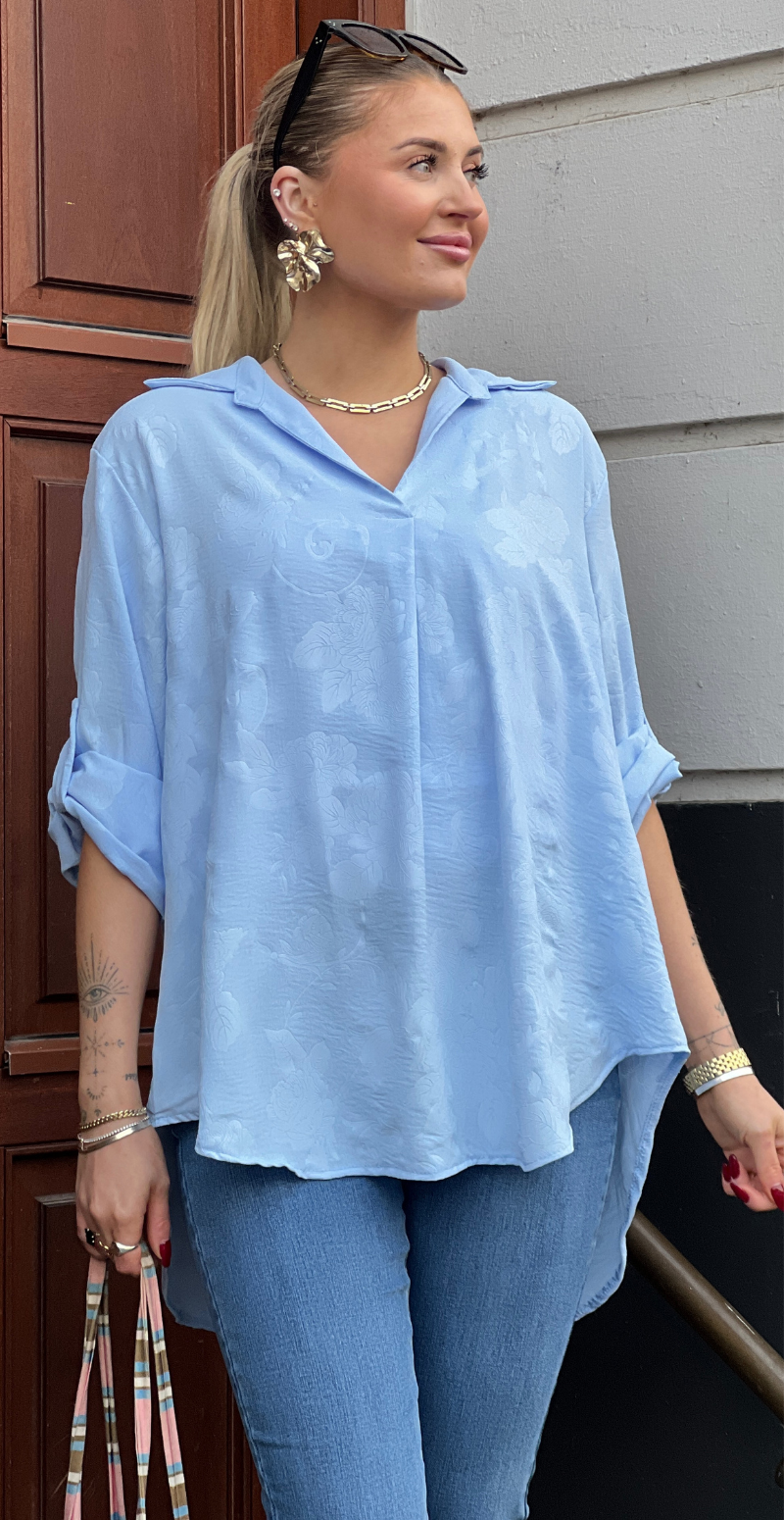 Amanda bluse med præget mønster og krave celeste LikeLondon