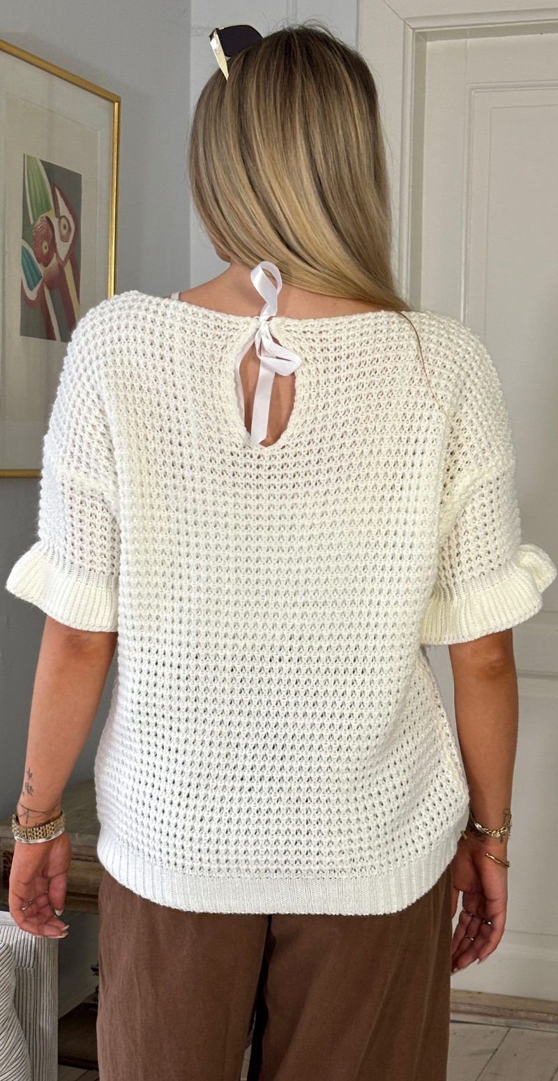 Chia strikbluse med kort flæseærme creme LikeLondon