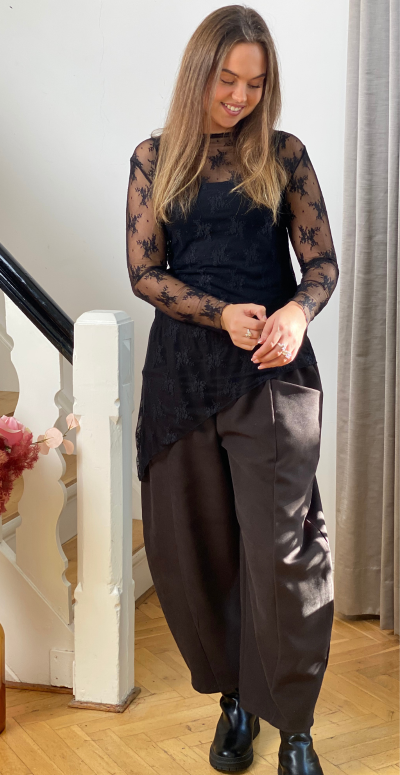 Thea blondebluse med asymmetrisk snit og broderi sort LikeLondon