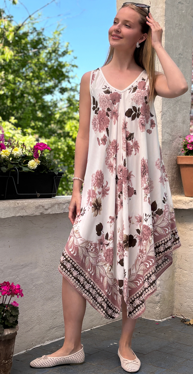 Gypsy kjole med blomster og asymmetrisk kant rosa LikeLondon