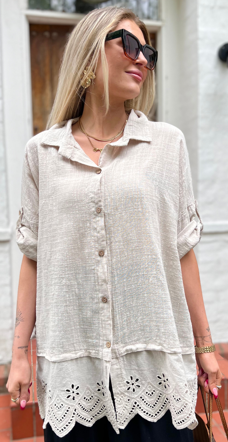 Forudbestil uge 22 Oda skjortebluse med broderi anglaise beige LikeLondon