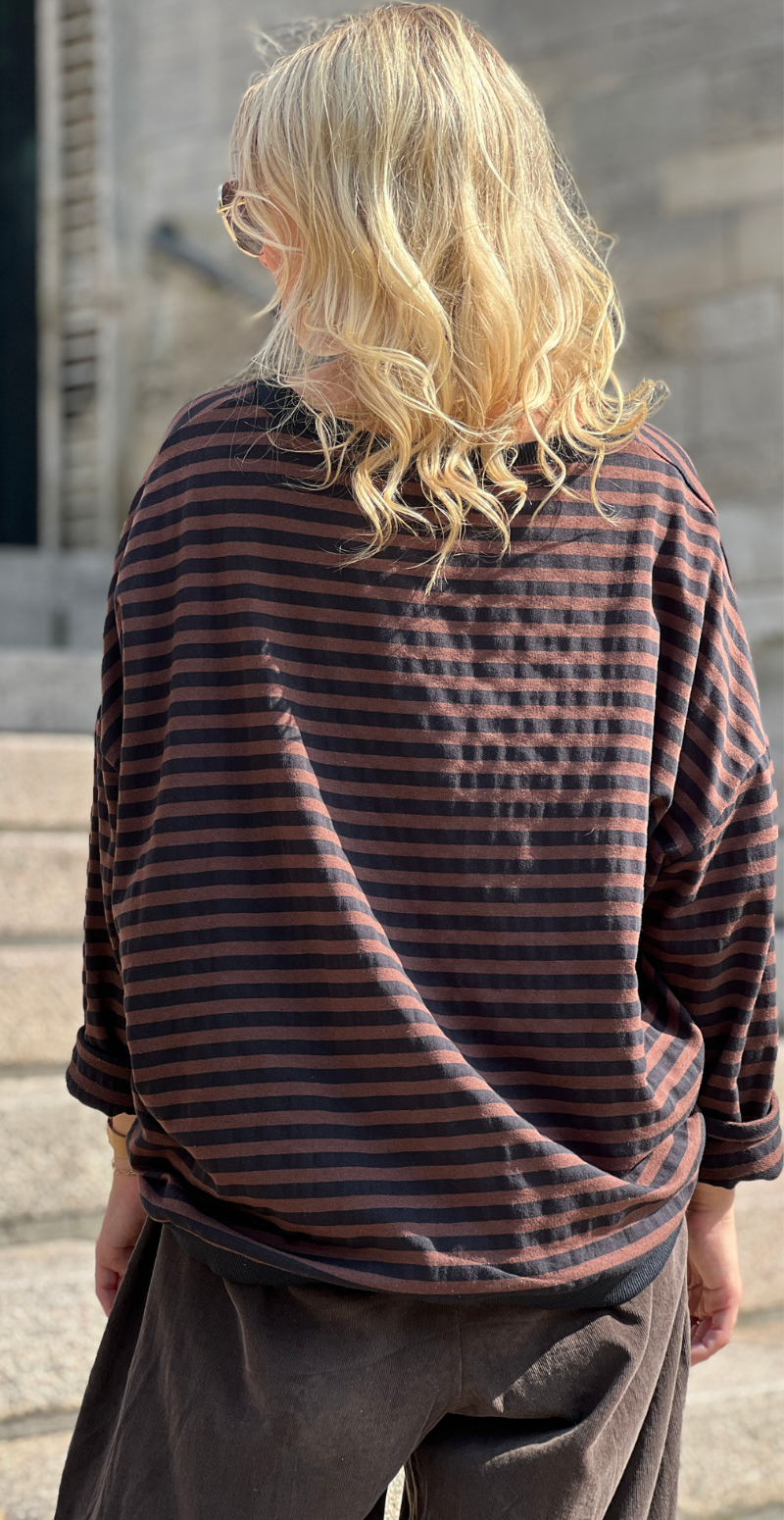 Zenia bluse med lange ærmer og striber old brown/sort LikeLondon