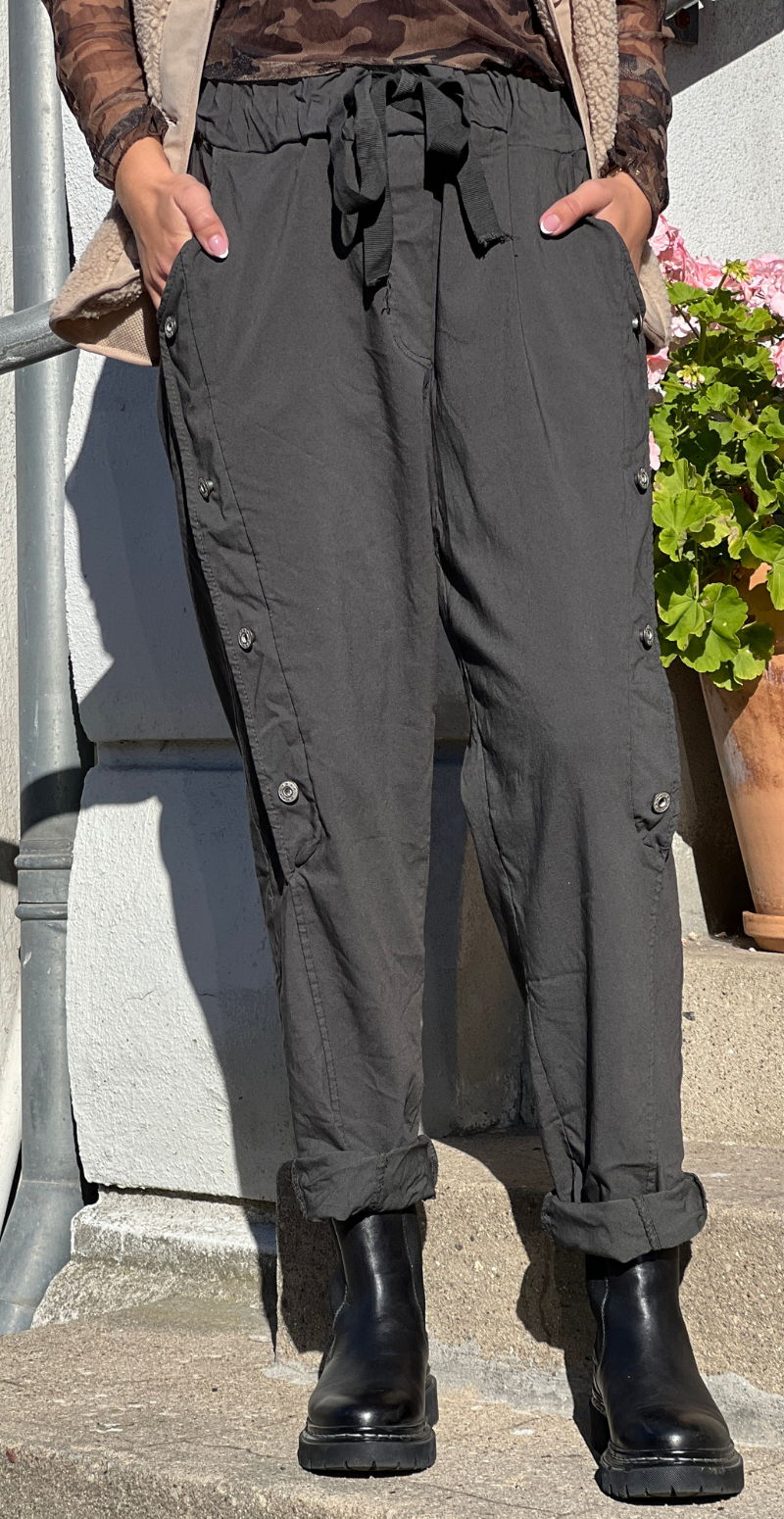 Asta bukser med knapper langs buksebenene og elastik i taljen dark grey LikeLondon
