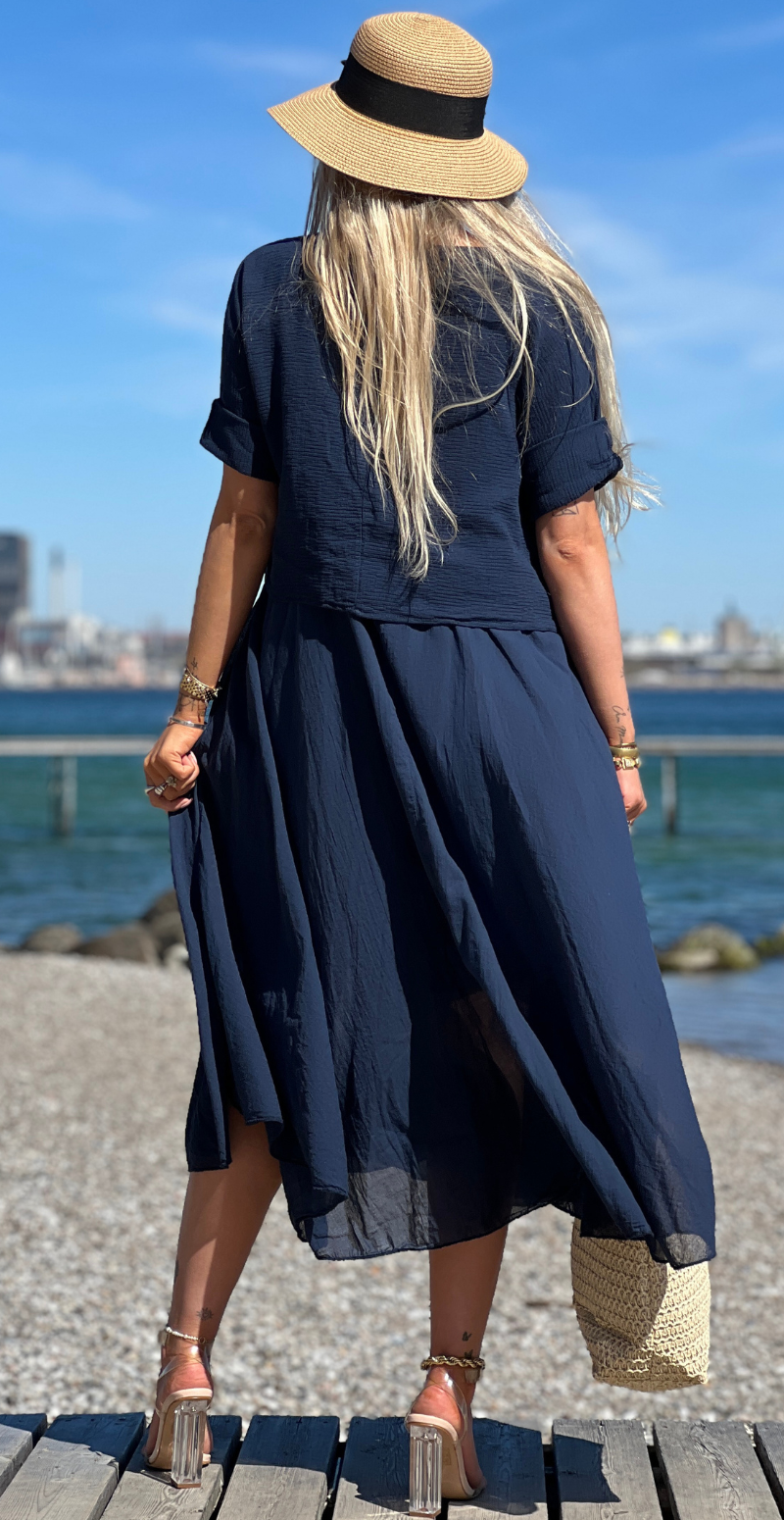 Frigg kjole med A-form og tynde stropper med tilhørende bluse navy LikeLondon