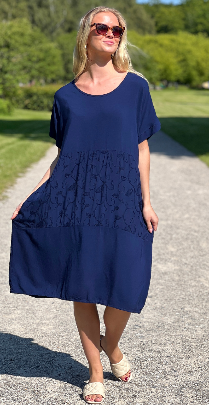 Lotte kjole med kort ærme og broderede detaljer navy LikeLondon