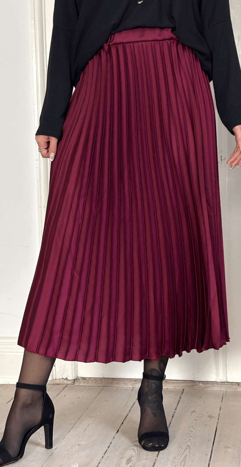 Camma plisseret satin nederdel bordeaux LikeLondon