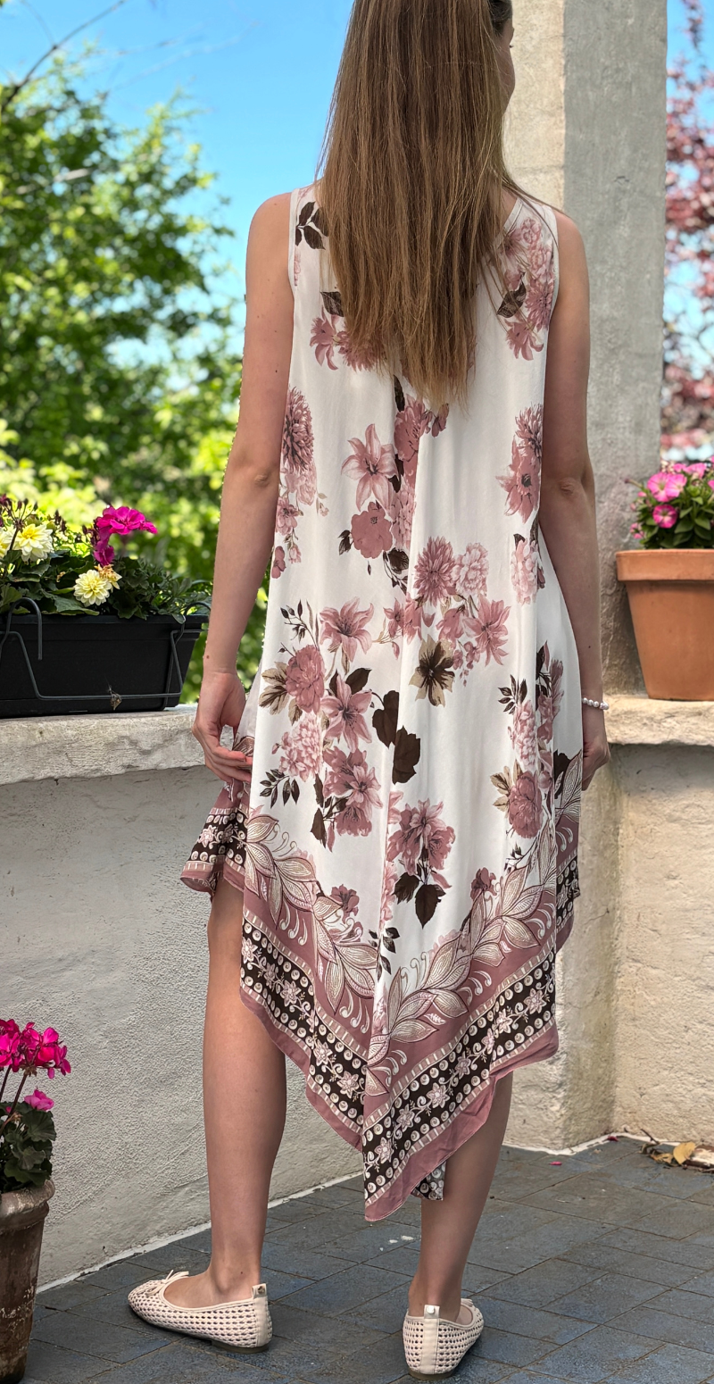 Gypsy kjole med blomster og asymmetrisk kant rosa LikeLondon
