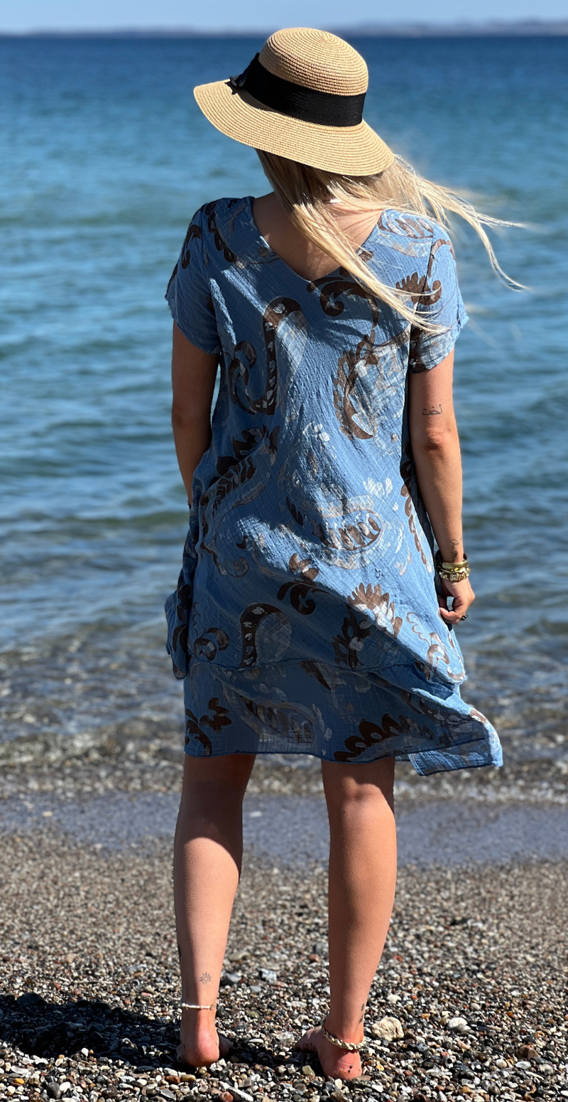 Simone kjole i 2 lag med paisley blå LikeLondon