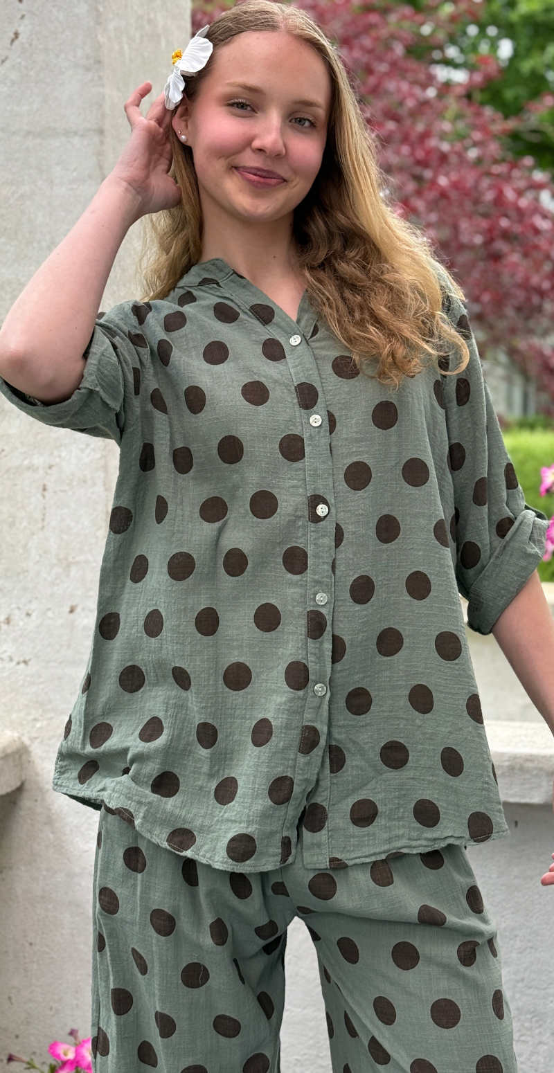 Alice skjorte med store prikker og opsmøg på ærmet khaki LikeLondon