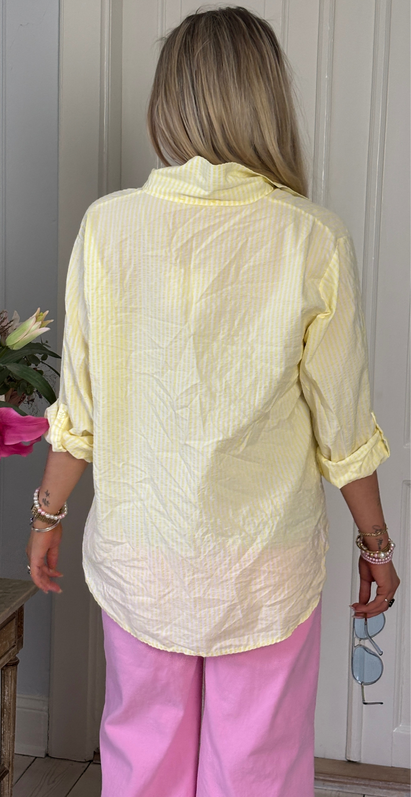 Omega skjortebluse med krepp og striber gul LikeLondon