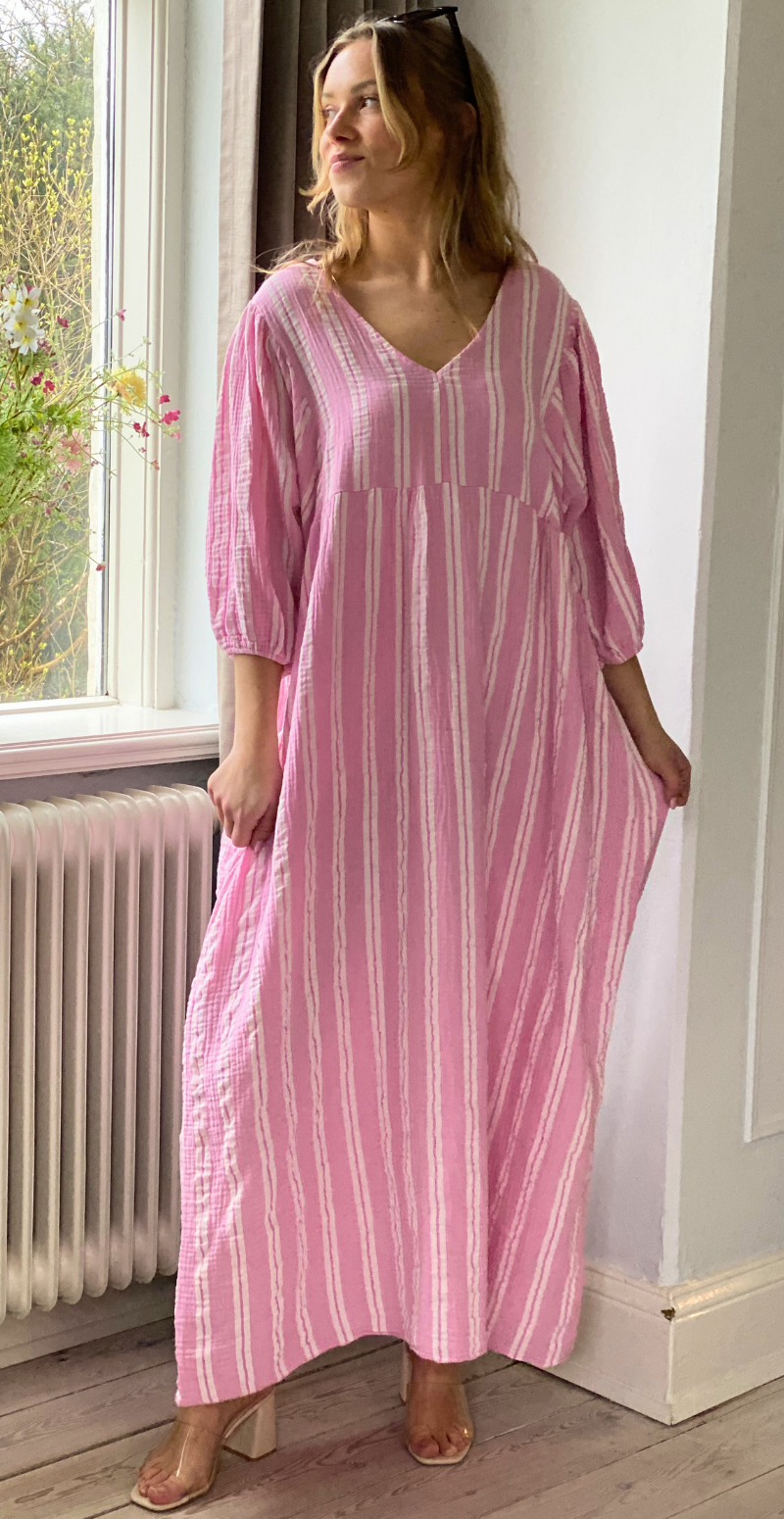 Zira lang kjole med grafisk mønster og v-hals pink LikeLondon