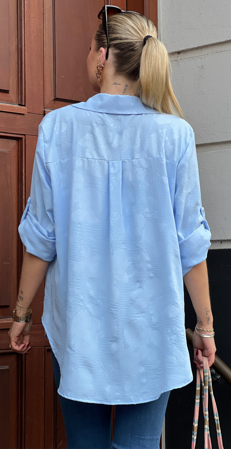 Amanda bluse med præget mønster og krave celeste LikeLondon