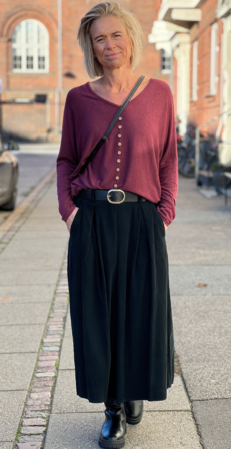Josephine bluse med pynteknapper bordo LikeLondon