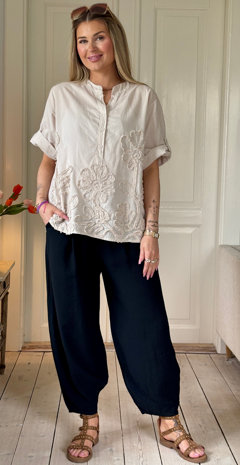 Alana bukser med skrålommer og barrel-fit sort LikeLondon