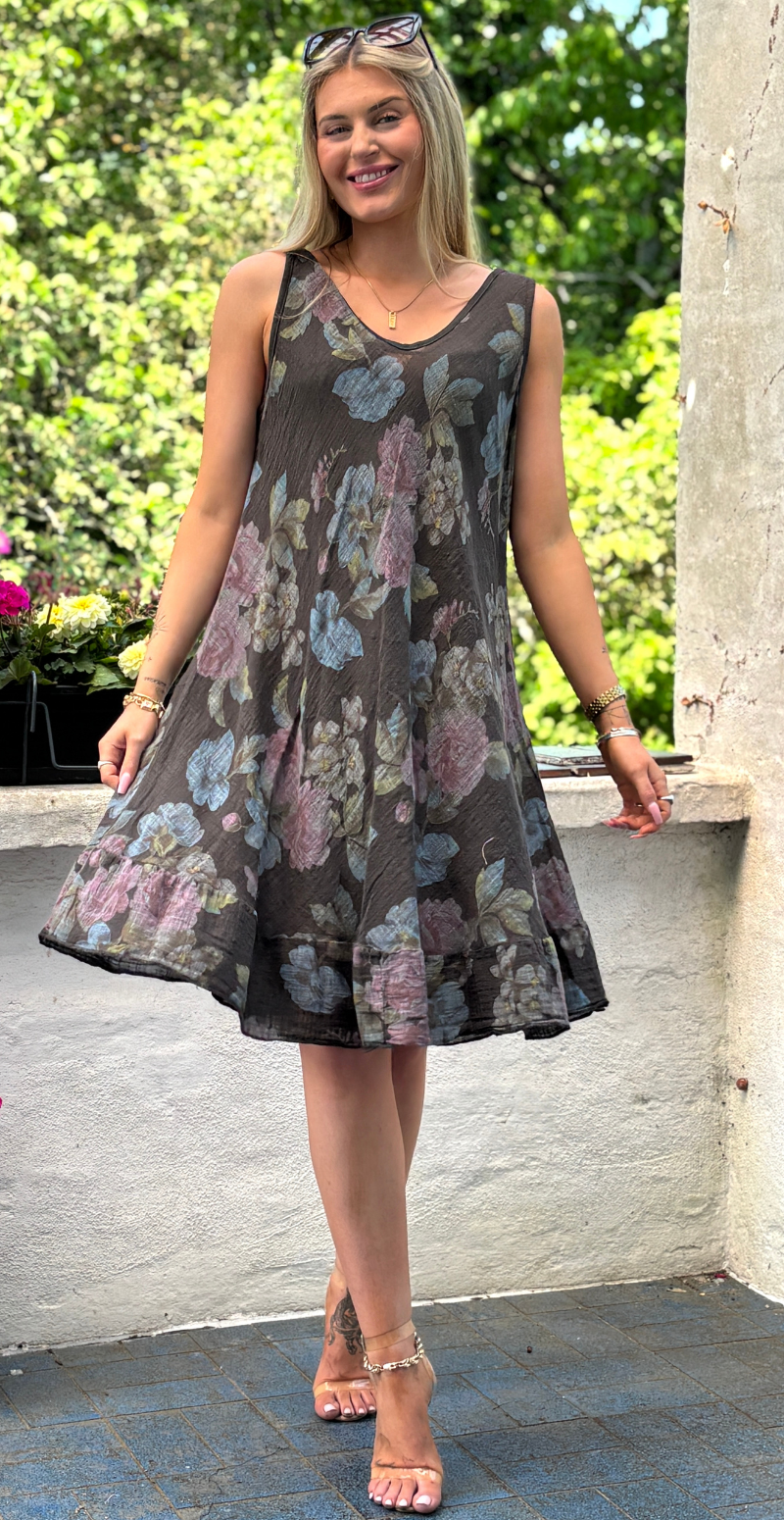 Iben kjole med blomsterprint og peplum brun LikeLondon
