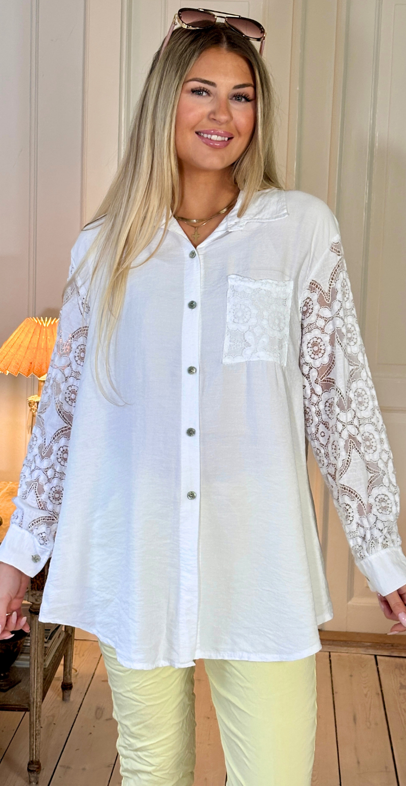 Simma skjorte med blondeærmer og lomme hvid LikeLondon