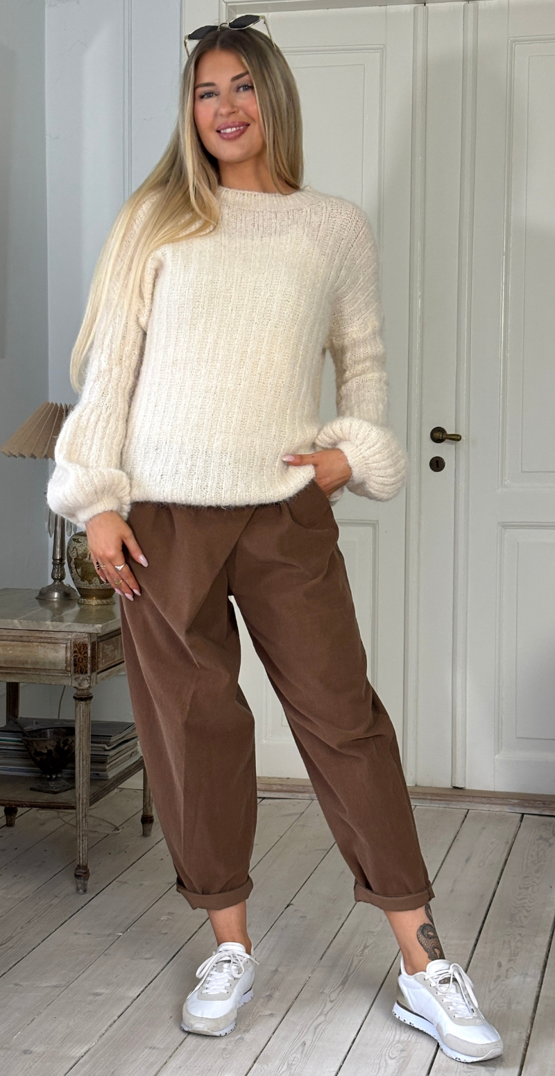 Betty strikbluse i rib med puffet ærme beige LikeLondon