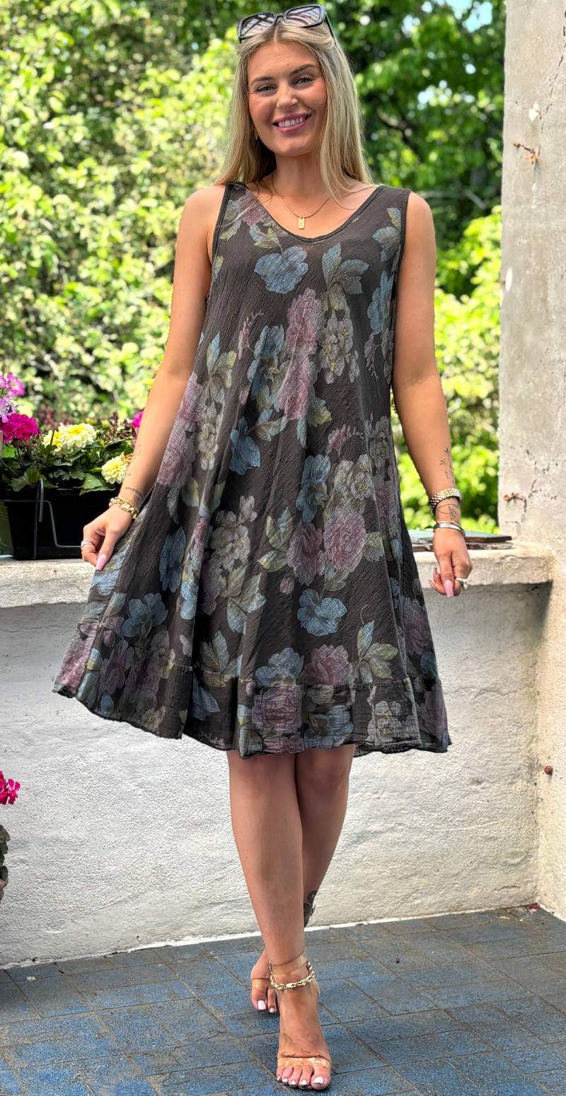 Iben kjole med blomsterprint og peplum brun LikeLondon