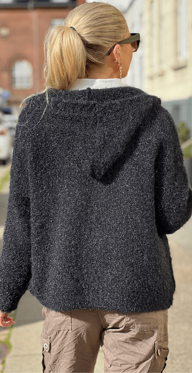 Saseline cardigan med hætte og guldknapper sort LikeLondon