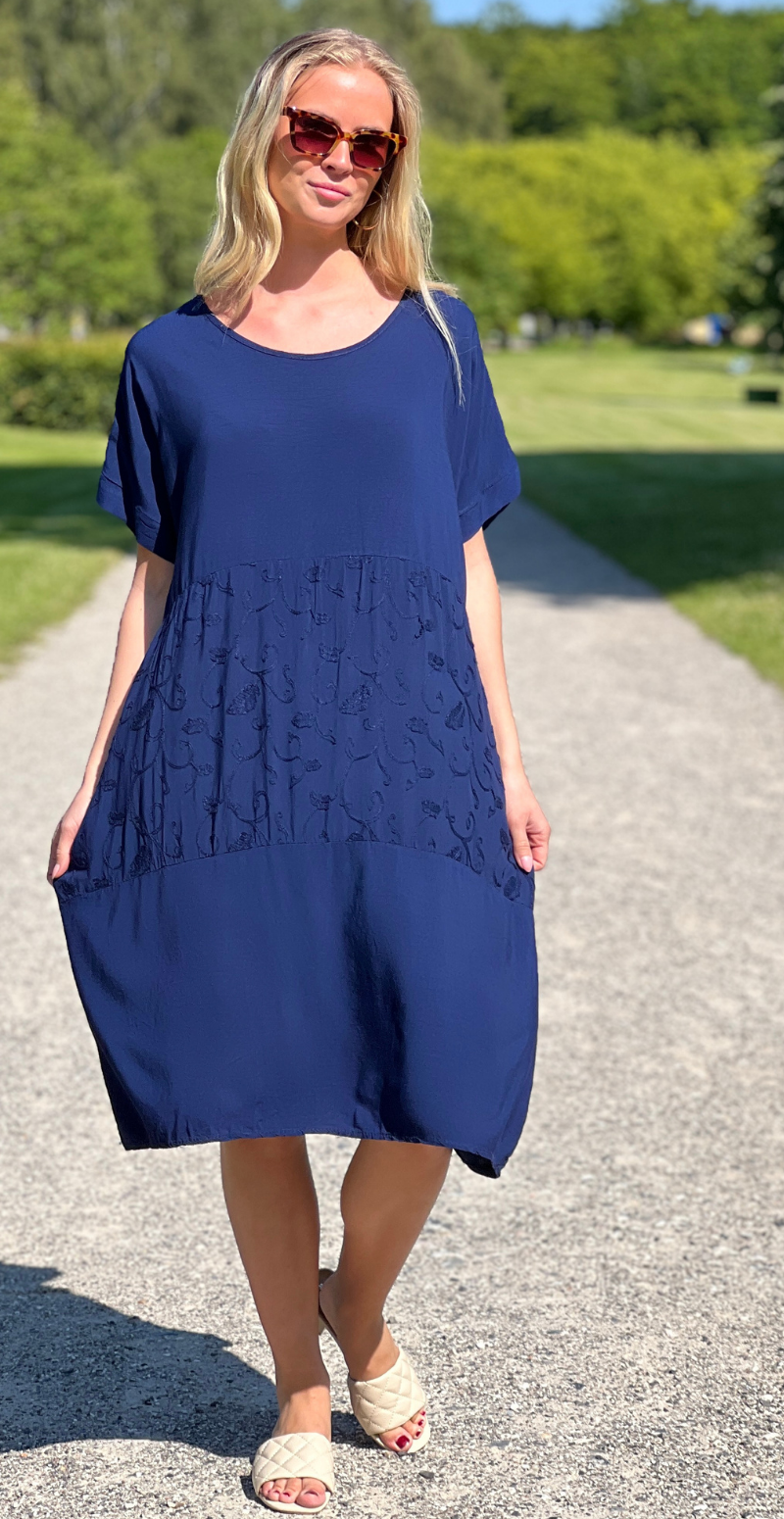Lotte kjole med kort ærme og broderede detaljer navy LikeLondon