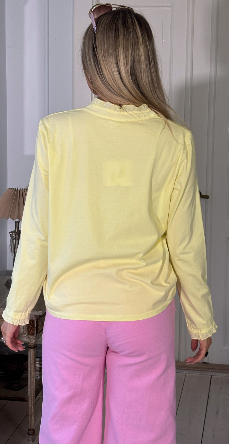 Alpha bluse med stolpelukning og flæsedetaljer gul LikeLondon