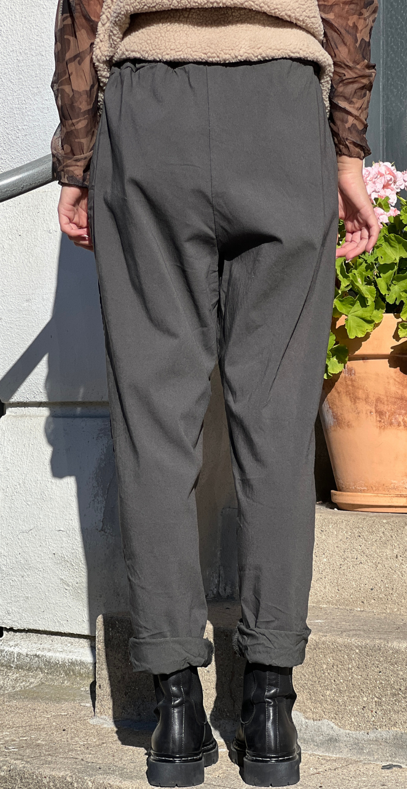 Asta bukser med knapper langs buksebenene og elastik i taljen dark grey LikeLondon