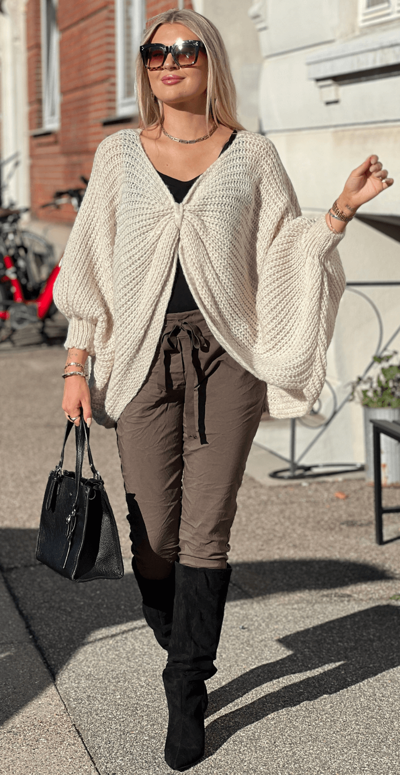 Erika uldstrik med flagermusærmer og rynkedetalje beige LikeLondon