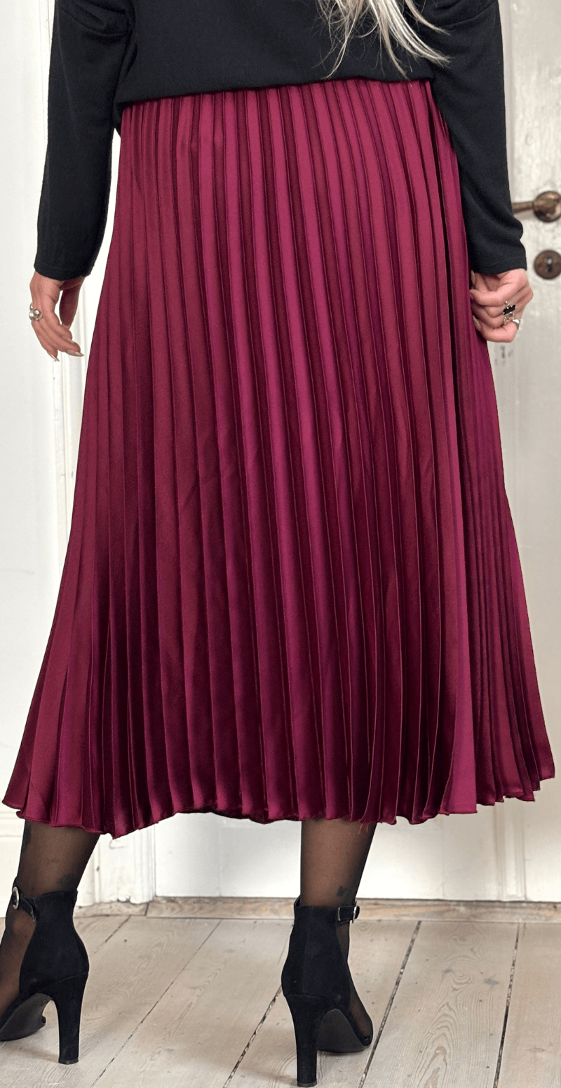 Camma plisseret satin nederdel bordeaux LikeLondon