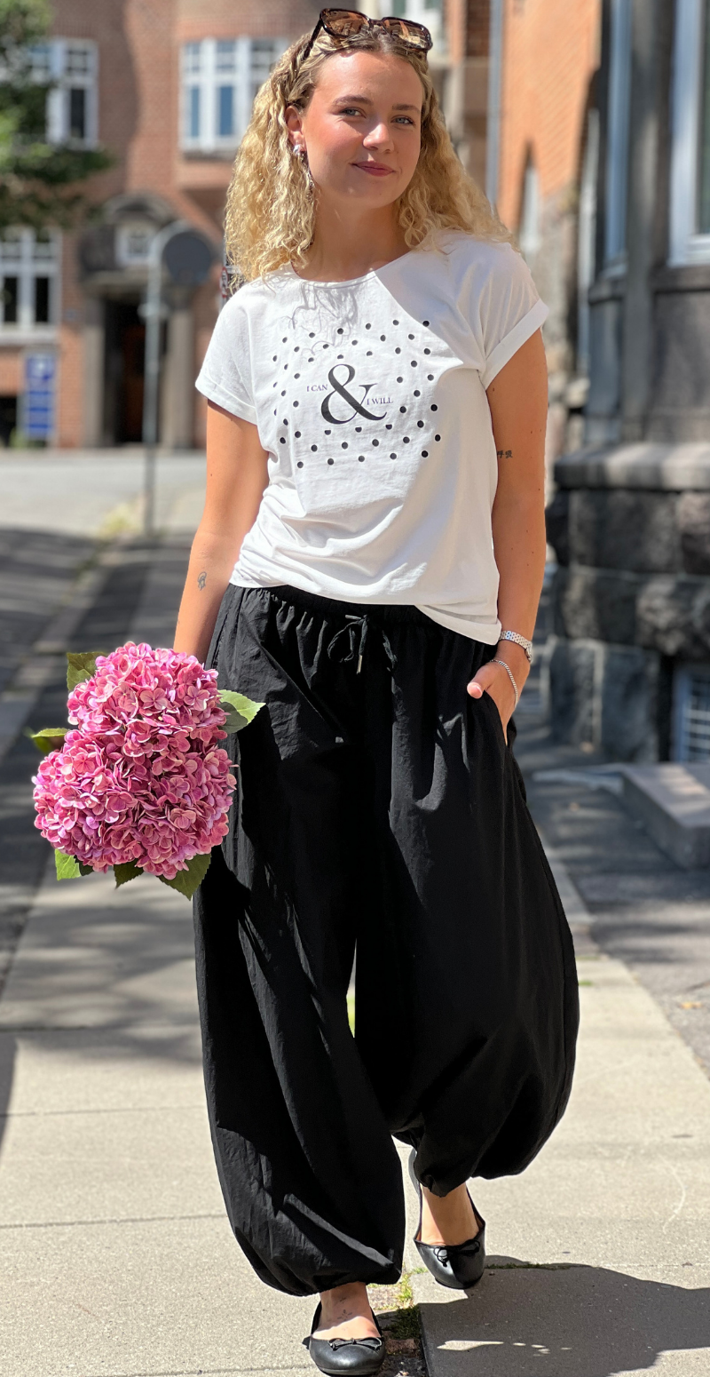 Isa basisbluse med prikker og tekst hvid LikeLondon