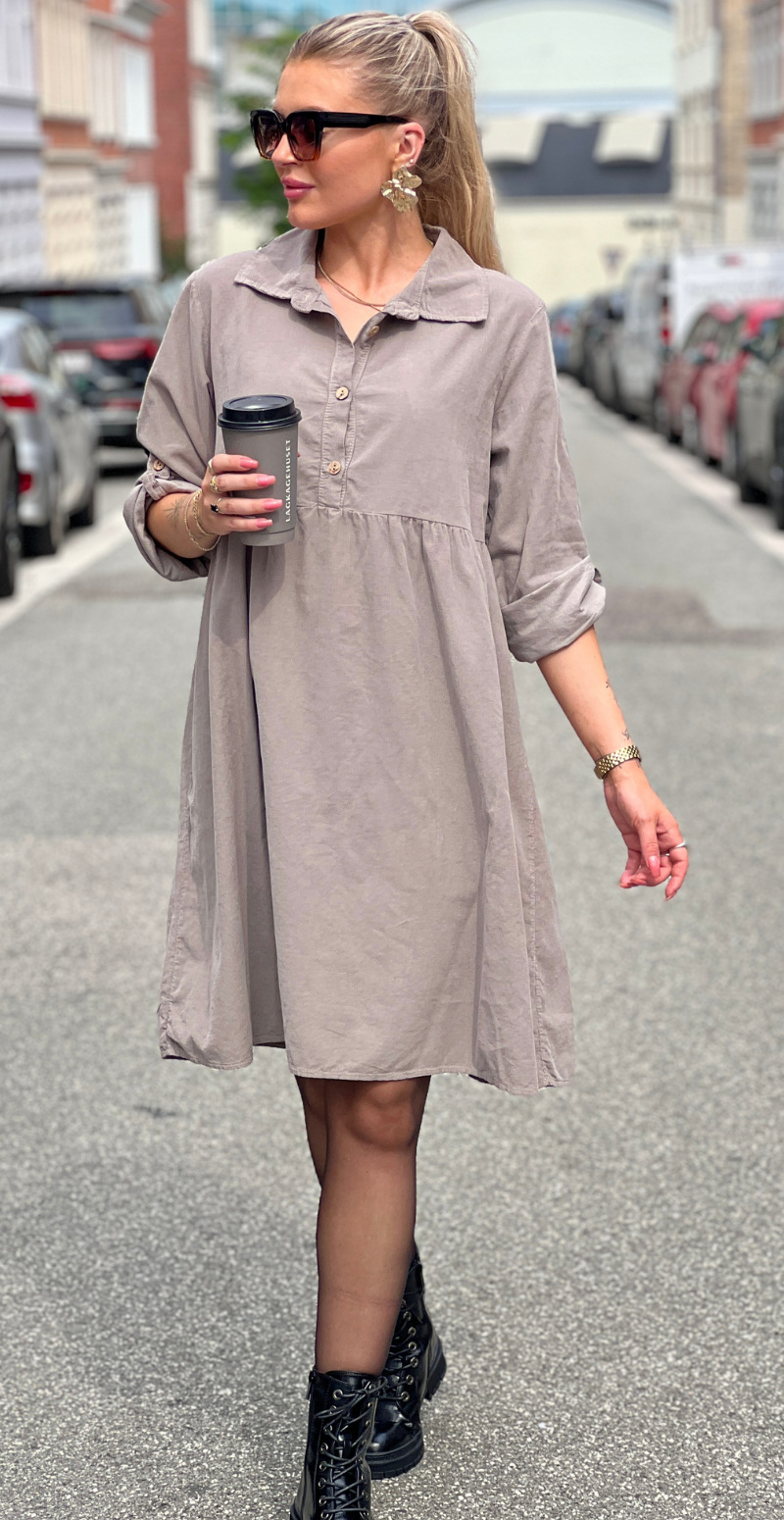 Elvira fløjlskjole med knap-detaljer fango LikeLondon