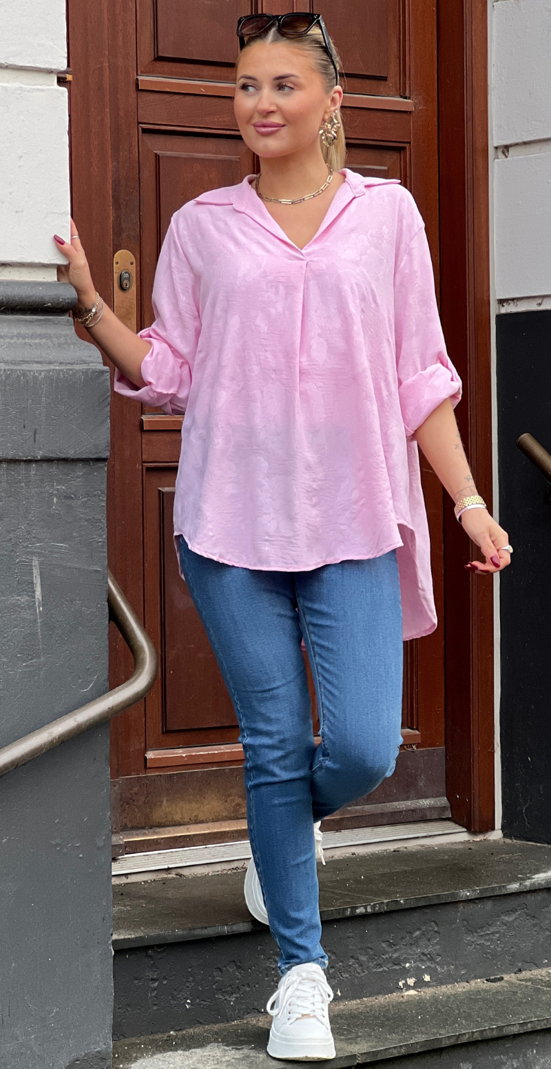 Amanda bluse med præget mønster og krave pink LikeLondon