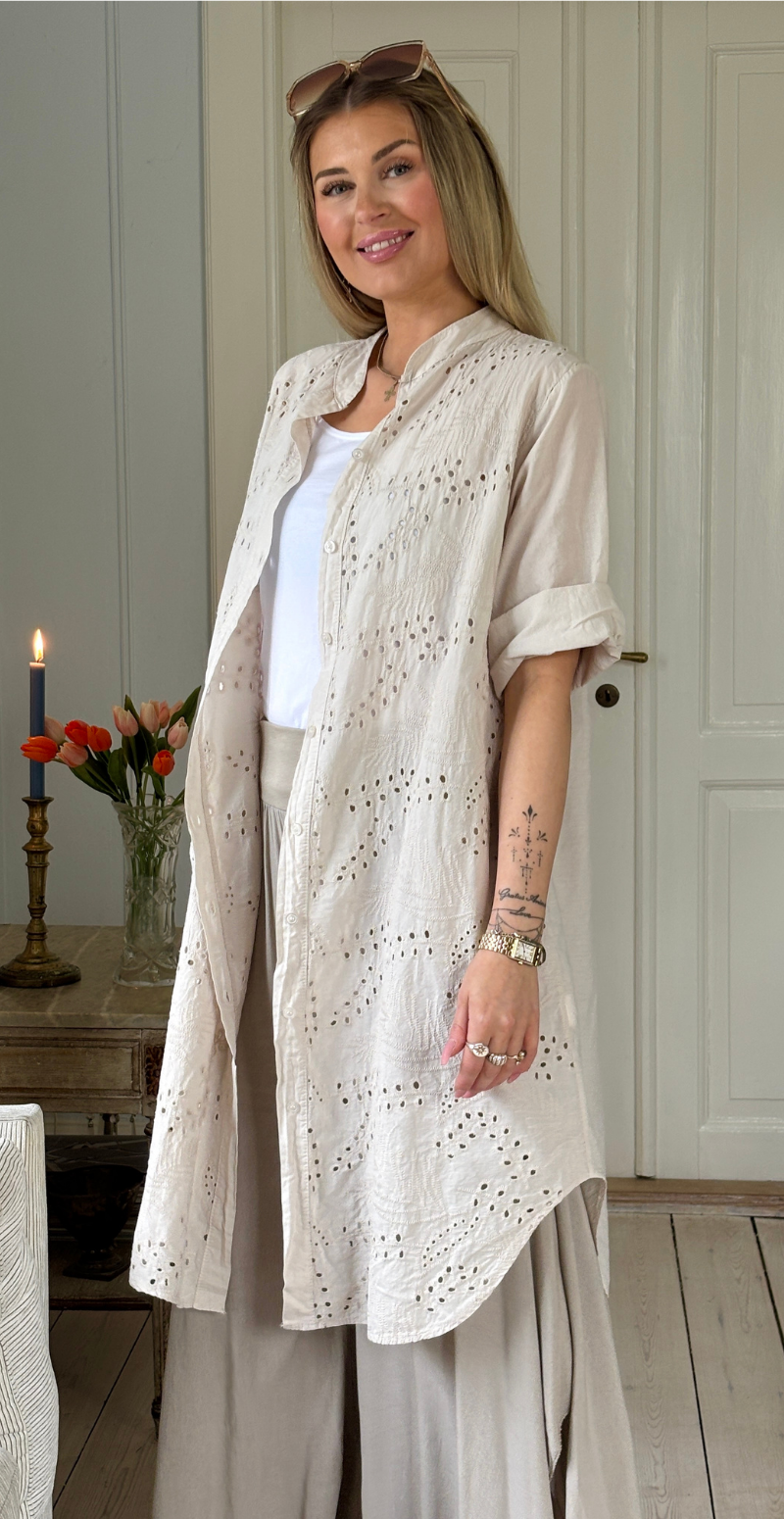 Amy kjole-tunika med knapper og broderi anglaise beige LikeLondon
