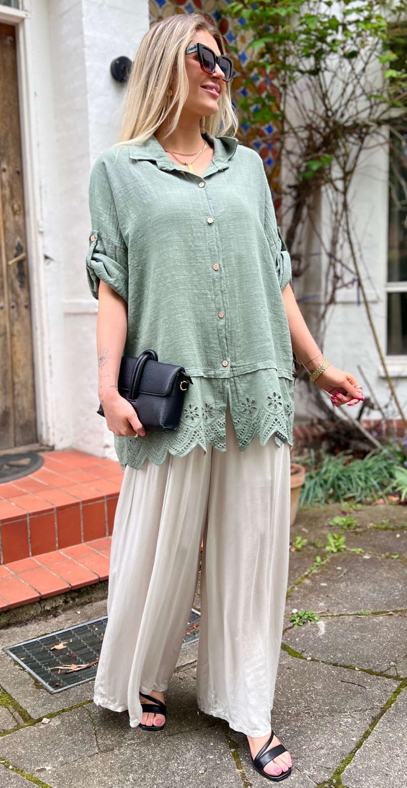 Oda skjortebluse med broderi anglaise khaki LikeLondon