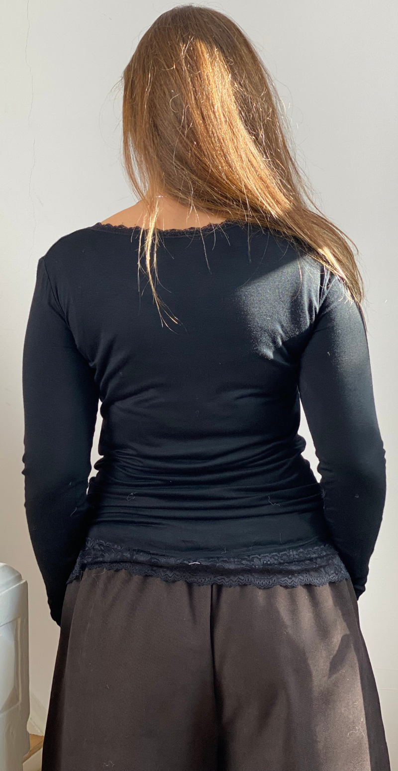 Dax bluse med lange ærmer og blondekant sort LikeLondon