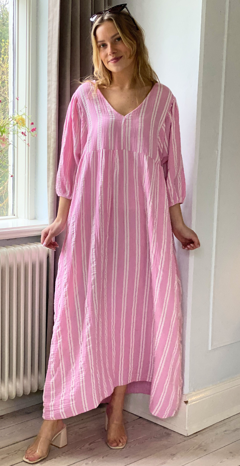 Zira lang kjole med grafisk mønster og v-hals pink LikeLondon