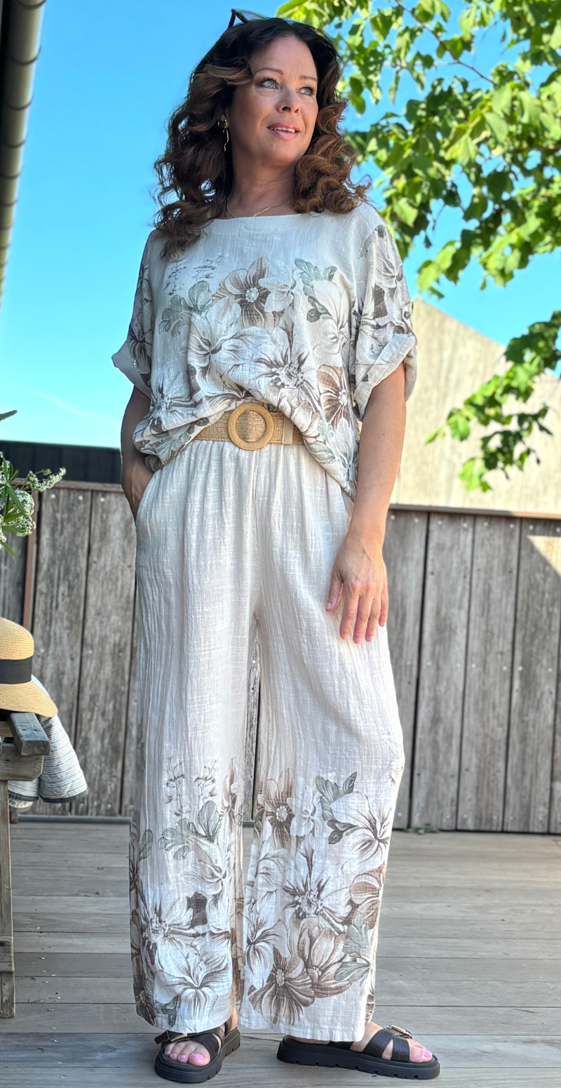 Arista sæt med bukser og bluse med blomsterprint beige LikeLondon