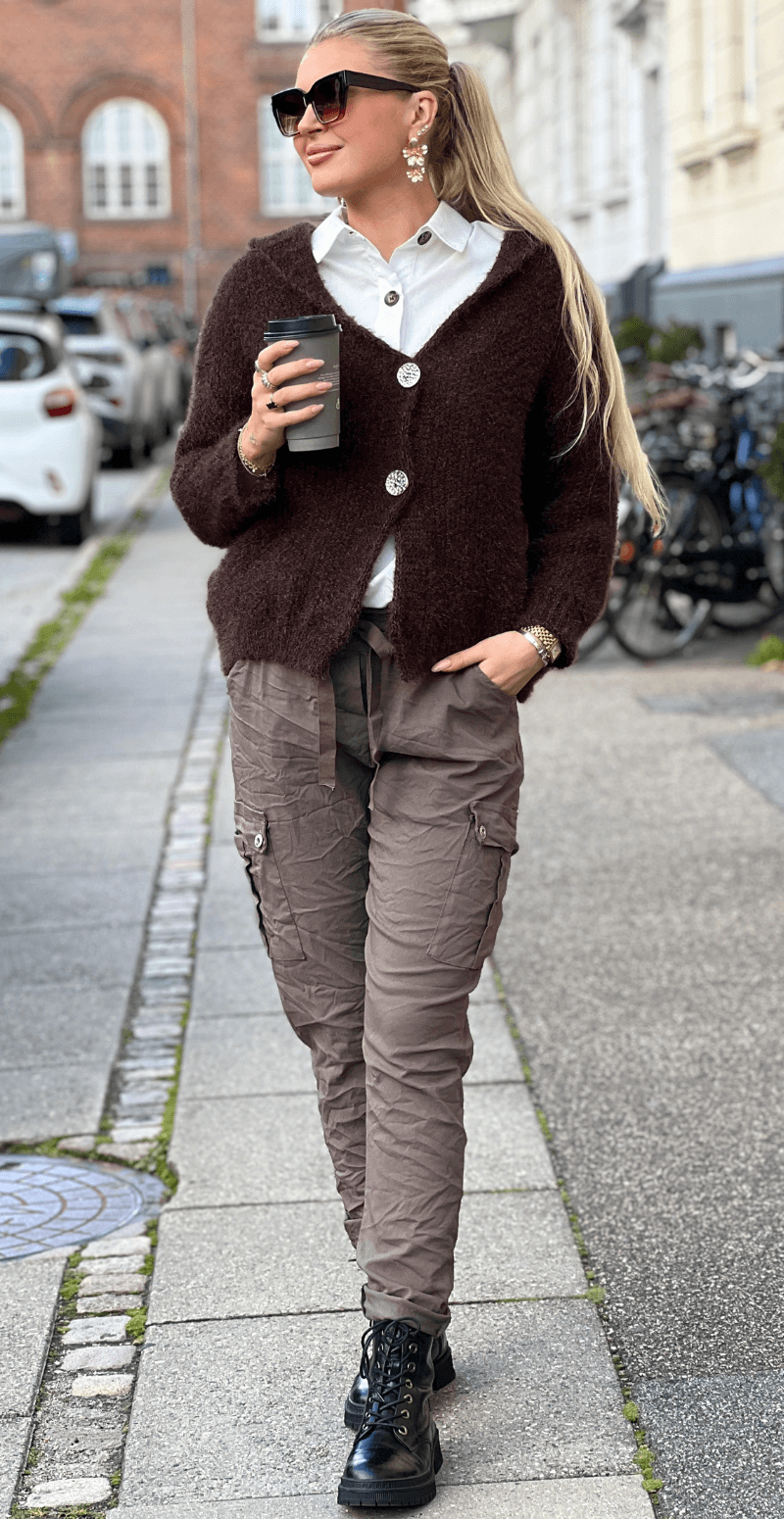 Saseline cardigan med hætte og guldknapper brun LikeLondon